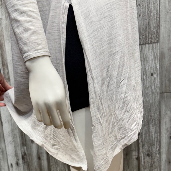 Lululemon To The Point Long Sleeve in Heathered Core Light Grey [6018] - Picture 2 of 6